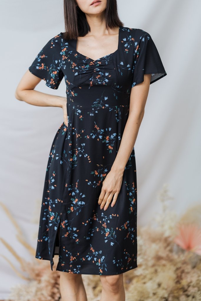 Liliana Printed Ruched Midi Dress in Black (XS)