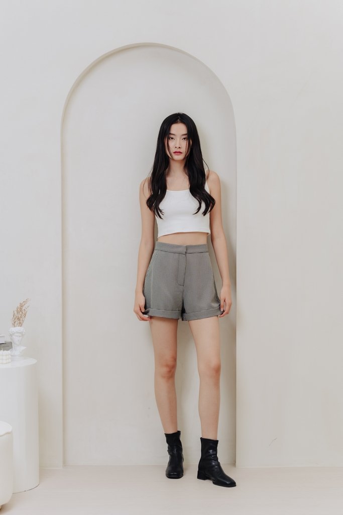 Aubree Houndstooth Tailored Short in Black (XS)