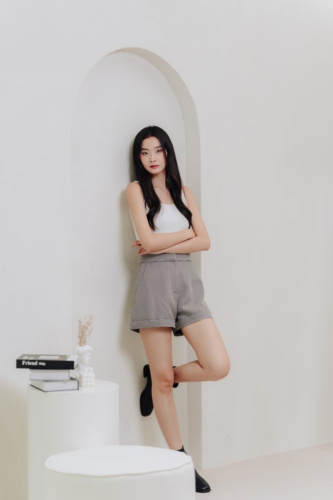 Aubree Houndstooth Tailored Short in Black (XS)