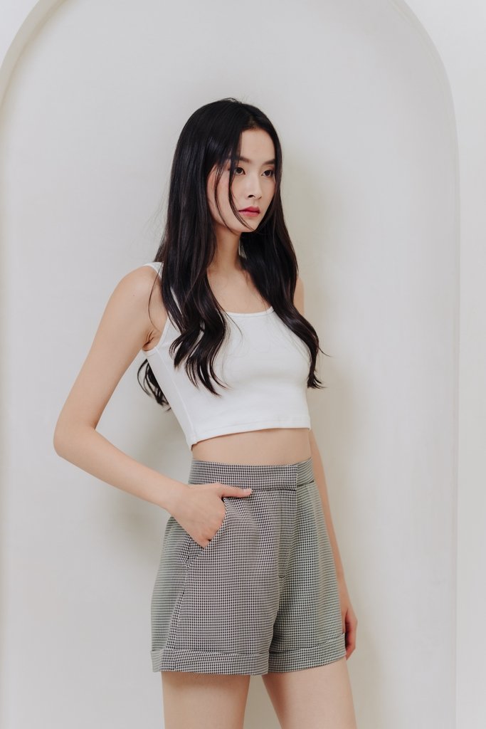 Aubree Houndstooth Tailored Short in Black (XS)
