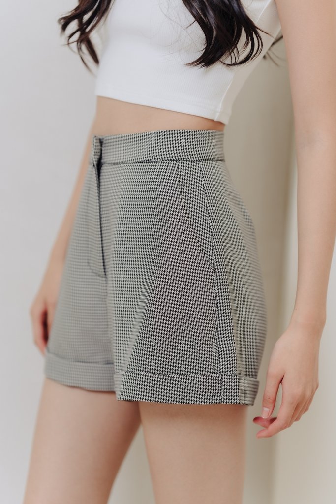 Aubree Houndstooth Tailored Short in Black (XS)