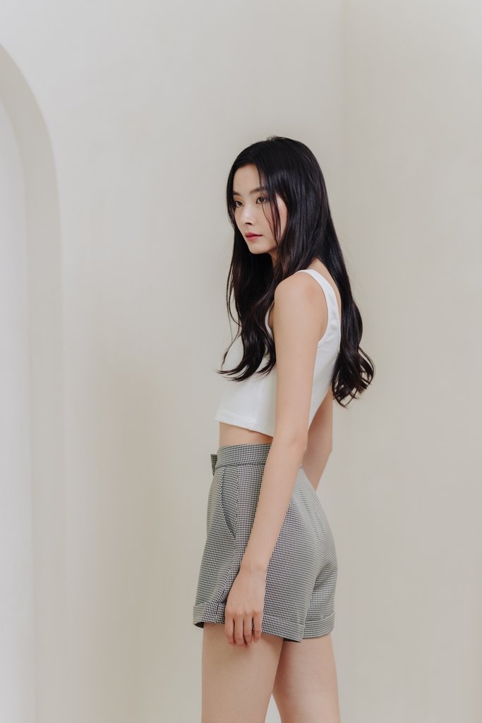 Aubree Houndstooth Tailored Short in Black (XS)
