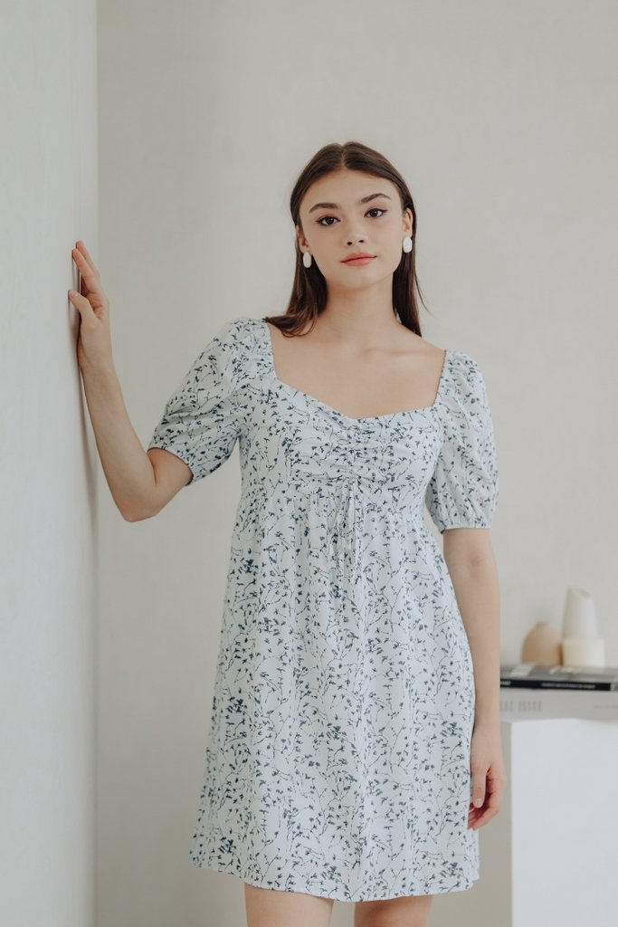 Karina Sweetheart Ruched Floral Dress in Blue (XS)