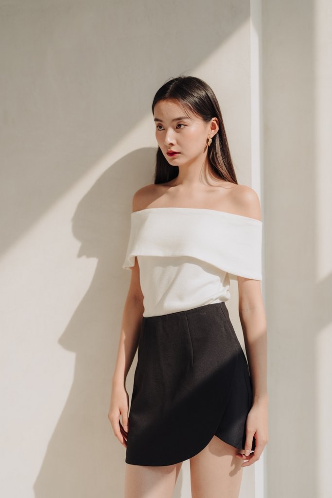 Skyla Curved Skort in Black