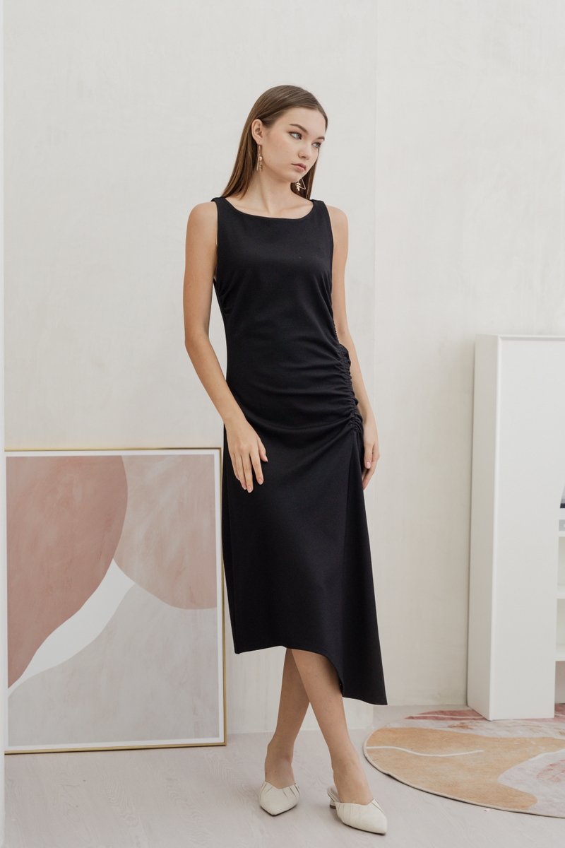 Gisele Side Ruched Asymmetrical Dress in Black (XS)