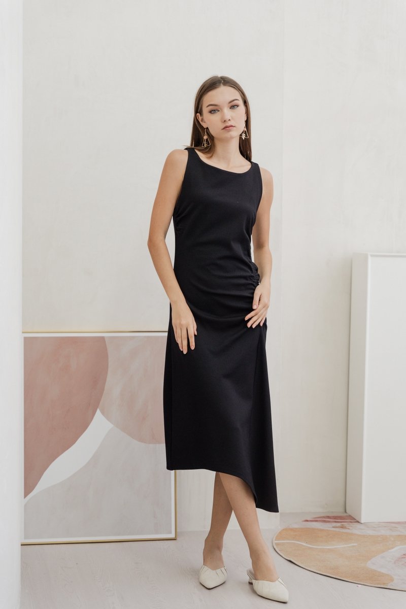 Gisele Side Ruched Asymmetrical Dress in Black (XS)