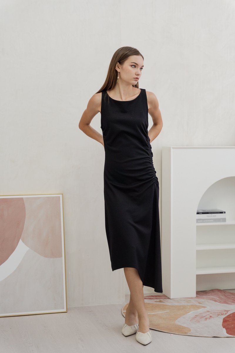 Gisele Side Ruched Asymmetrical Dress in Black (XS)