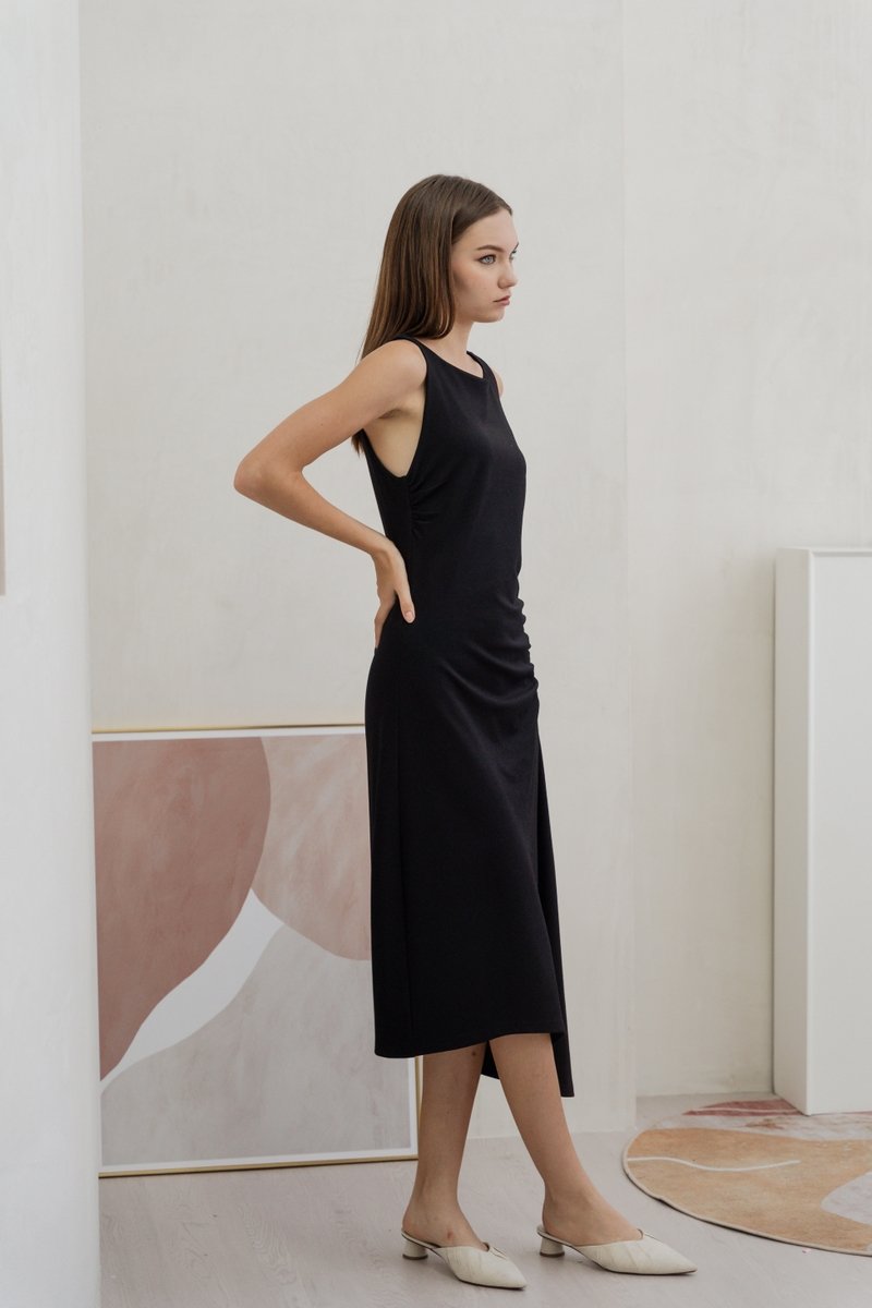 Gisele Side Ruched Asymmetrical Dress in Black (XS)
