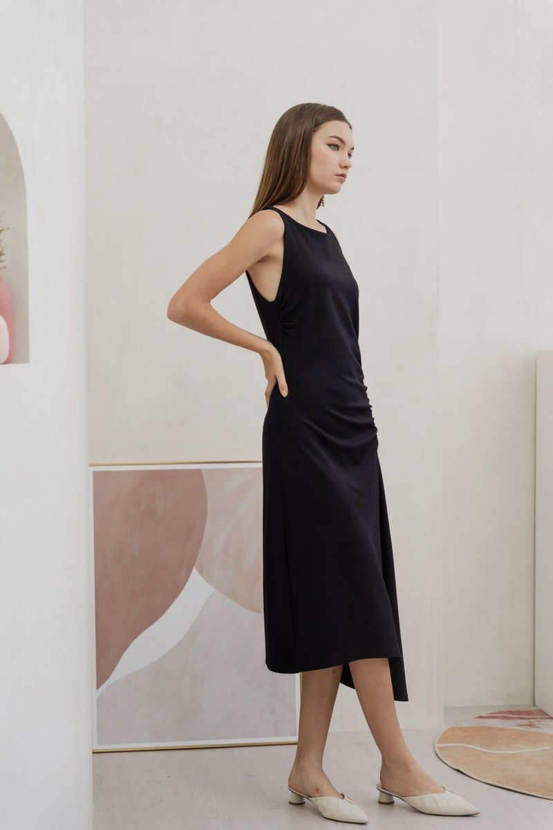 Gisele Side Ruched Asymmetrical Dress in Black (XS)