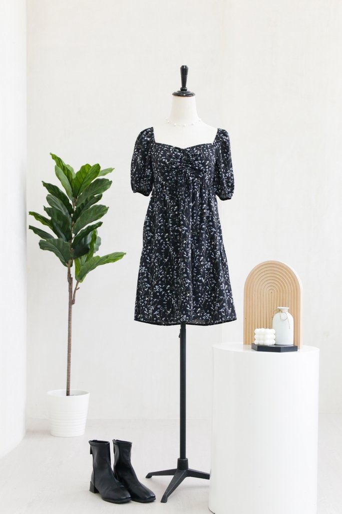 Karina Sweetheart Ruched Floral Dress in Black (XS)