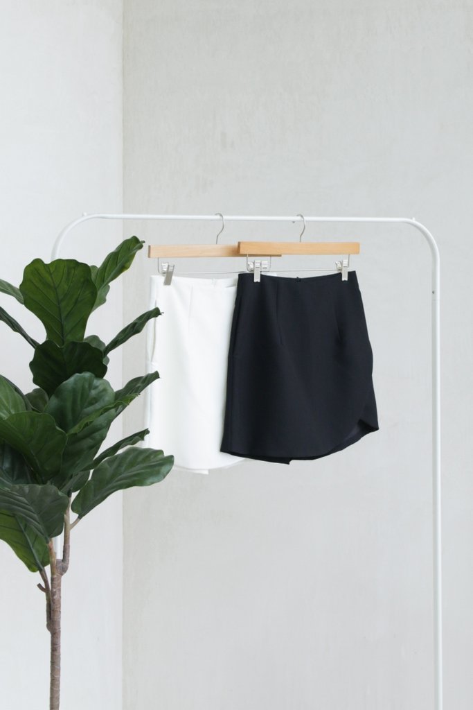 Skyla Curved Skort in Black
