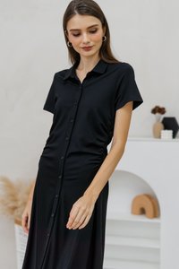 Genevieve Side Ruched Button Maxi Dress in Black (XS)