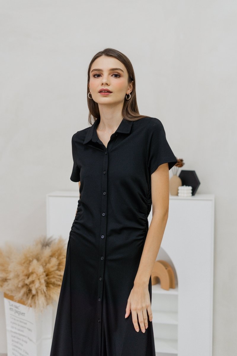 Genevieve Side Ruched Button Maxi Dress in Black (XS)