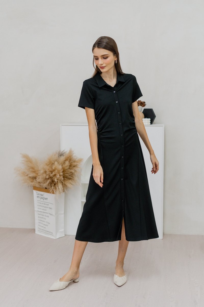 Genevieve Side Ruched Button Maxi Dress in Black (XS)