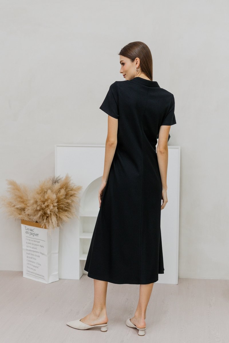 Genevieve Side Ruched Button Maxi Dress in Black (XS)