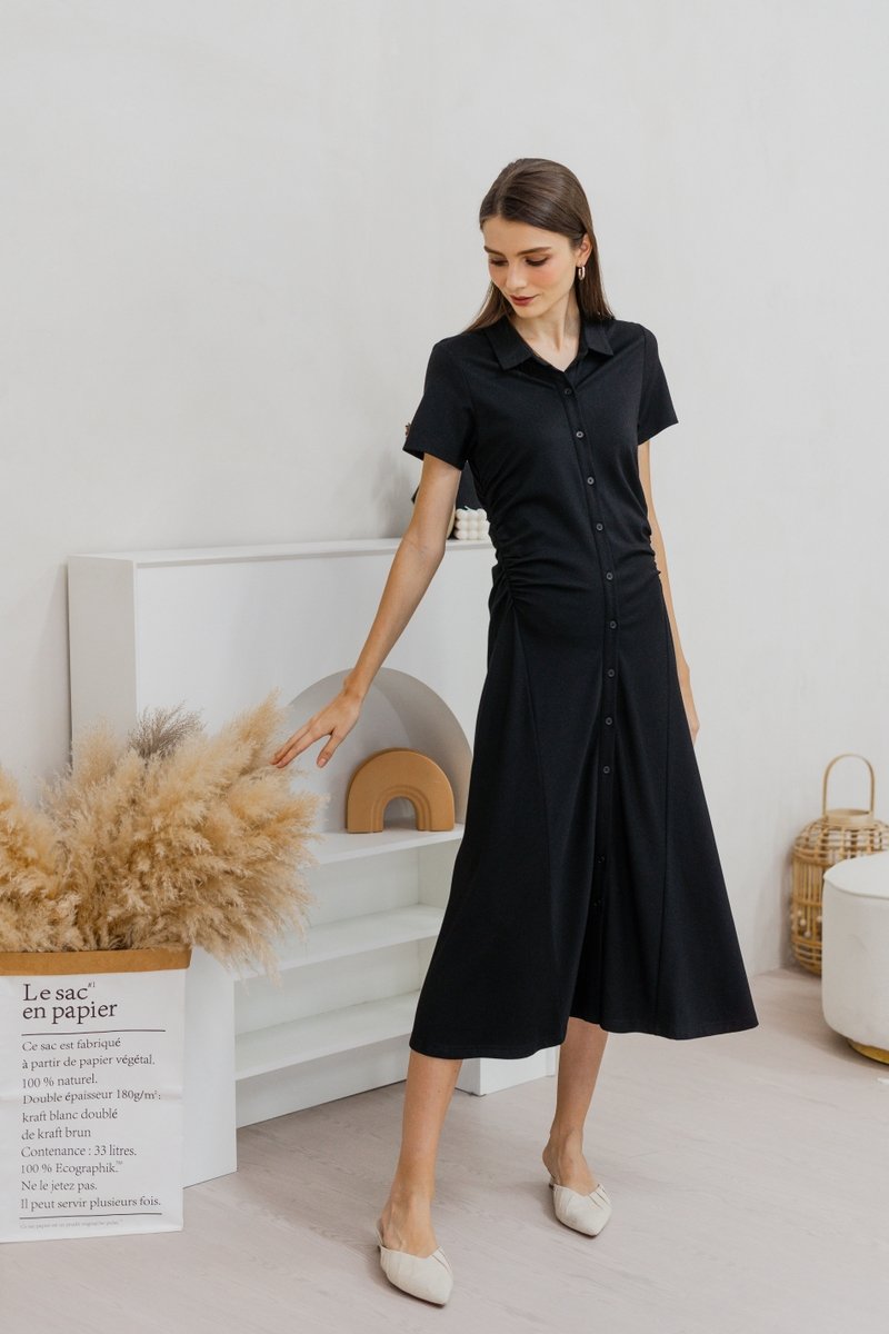 Genevieve Side Ruched Button Maxi Dress in Black (XS)