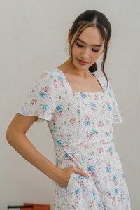 Winnie Floral Tiered Maxi Dress in White (XS)