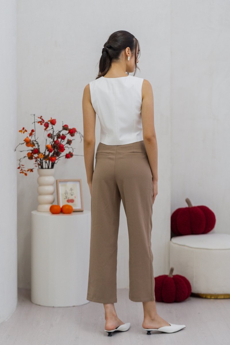 Iris Button Waistcoat in White (XL)