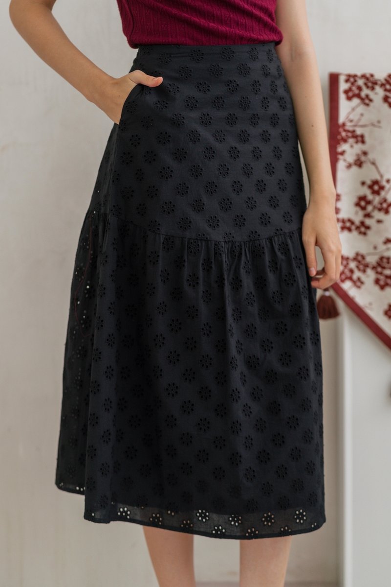 Anna Floral Eyelet Midi Tiered Skirt in Black (S)
