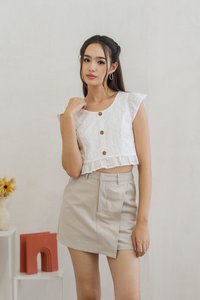 Azzy Eyelet Button Top in White (XL)