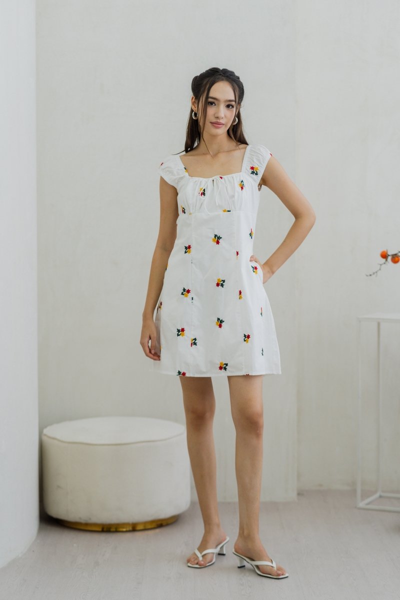 Layana Embroidery Dress in White (S)