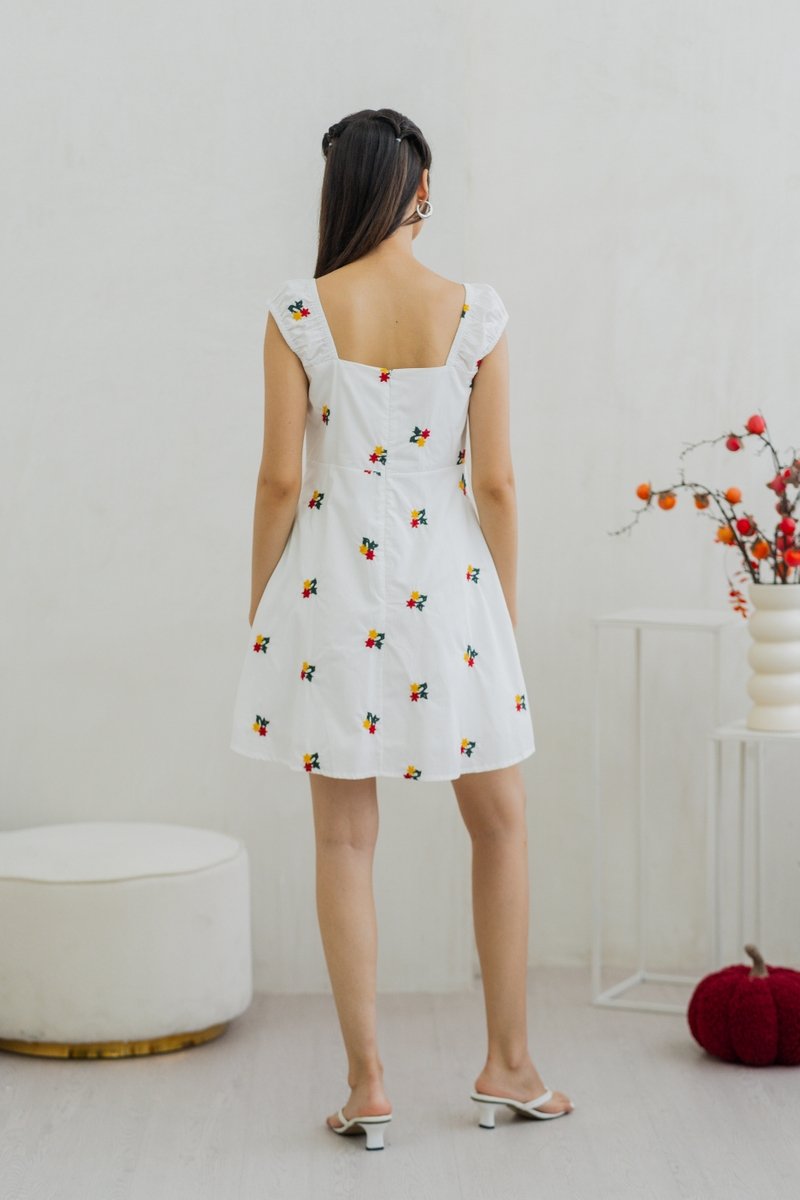 Layana Embroidery Dress in White (S)