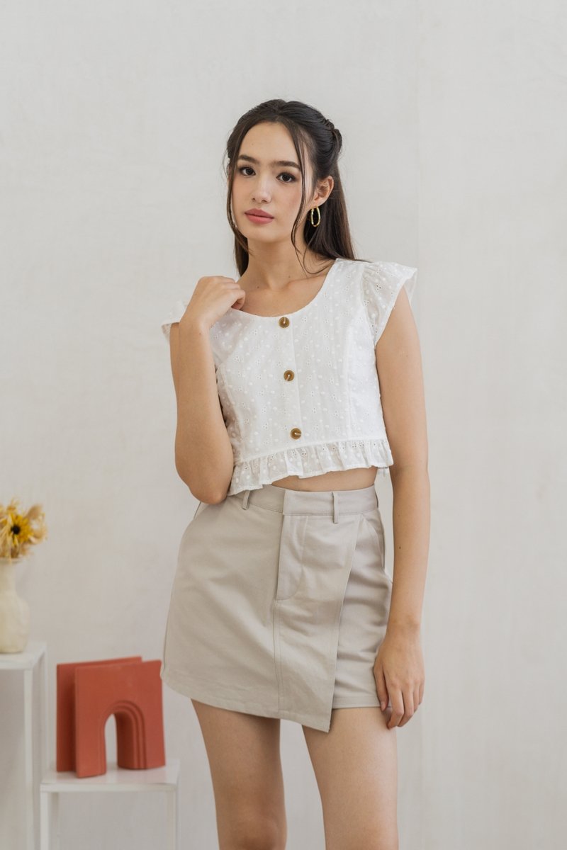 Azzy Eyelet Button Top in White (XL)