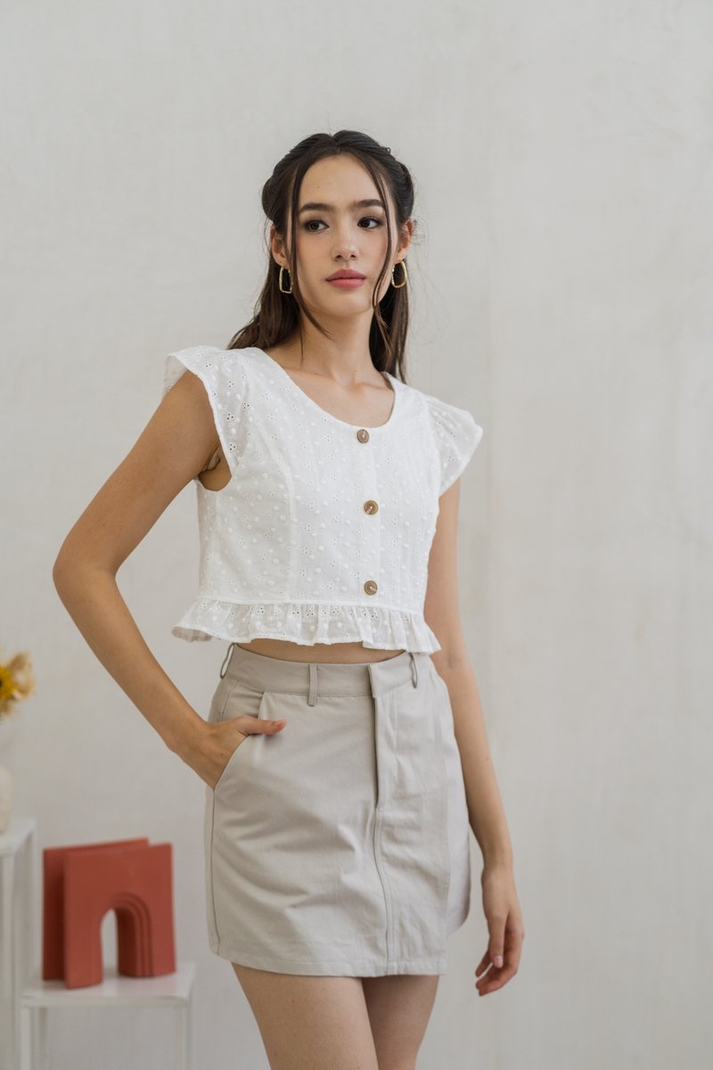 Azzy Eyelet Button Top in White (XL)