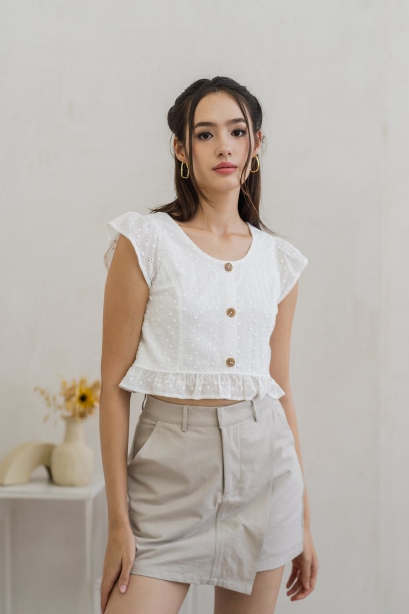 Azzy Eyelet Button Top in White (XL)
