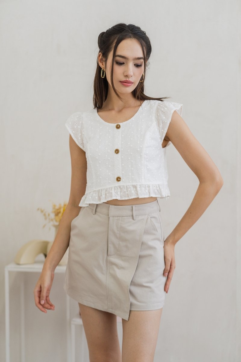 Azzy Eyelet Button Top in White (XL)
