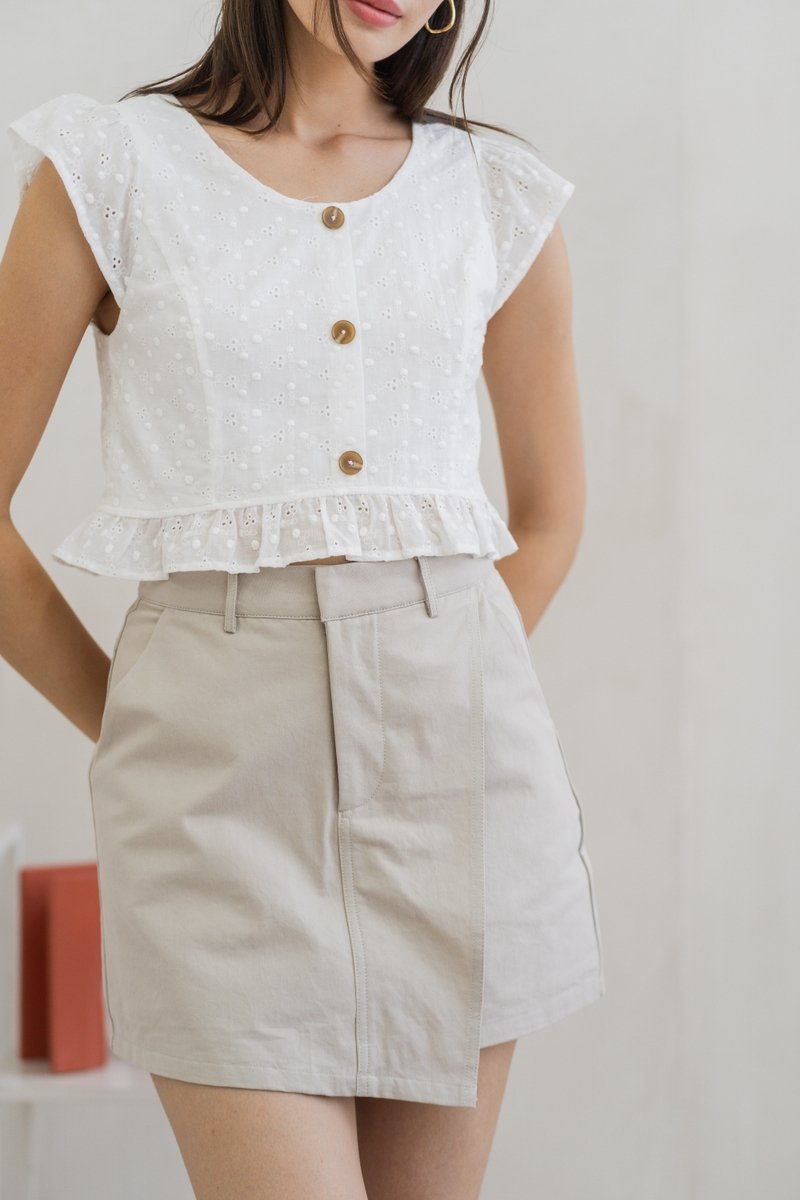 Azzy Eyelet Button Top in White (XL)