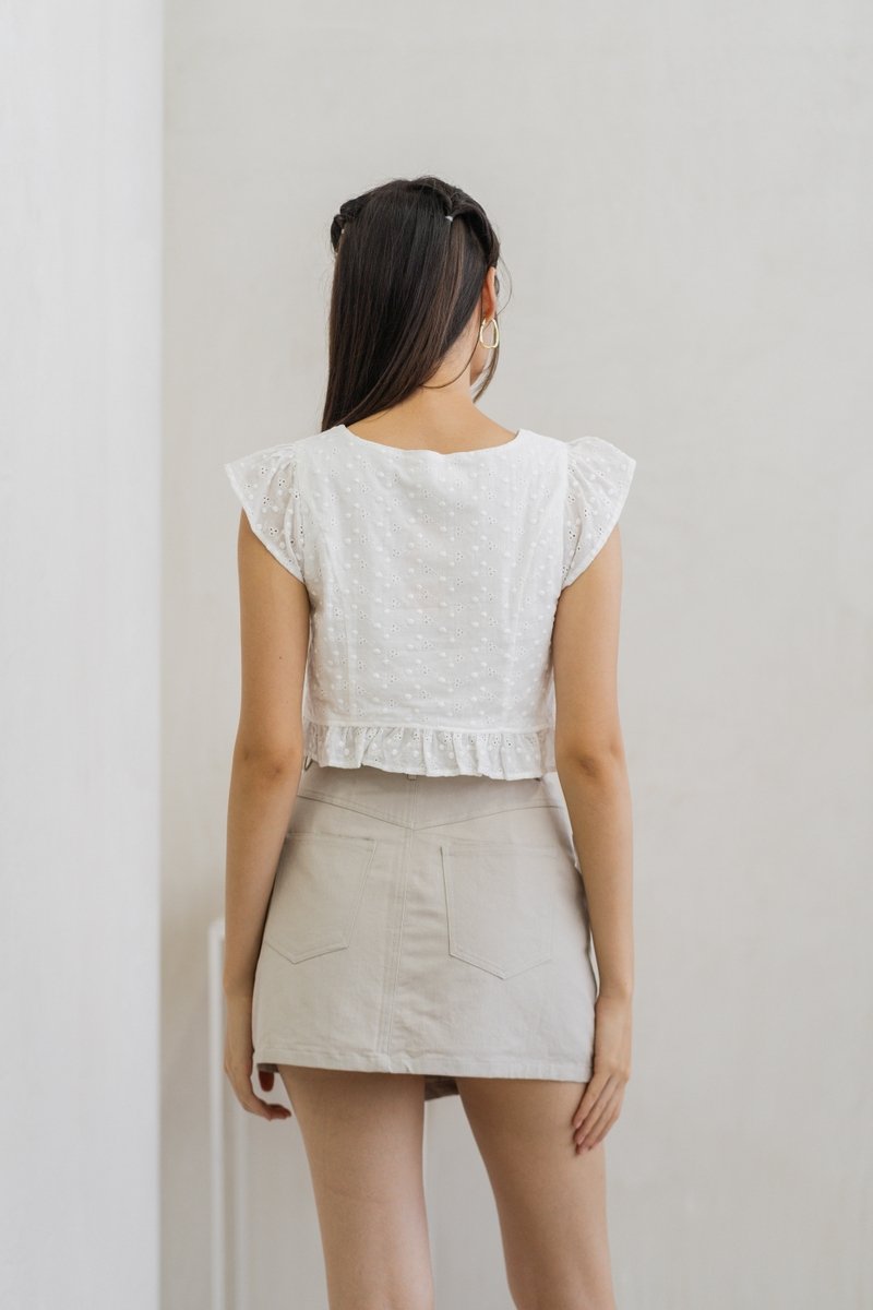 Azzy Eyelet Button Top in White (XL)