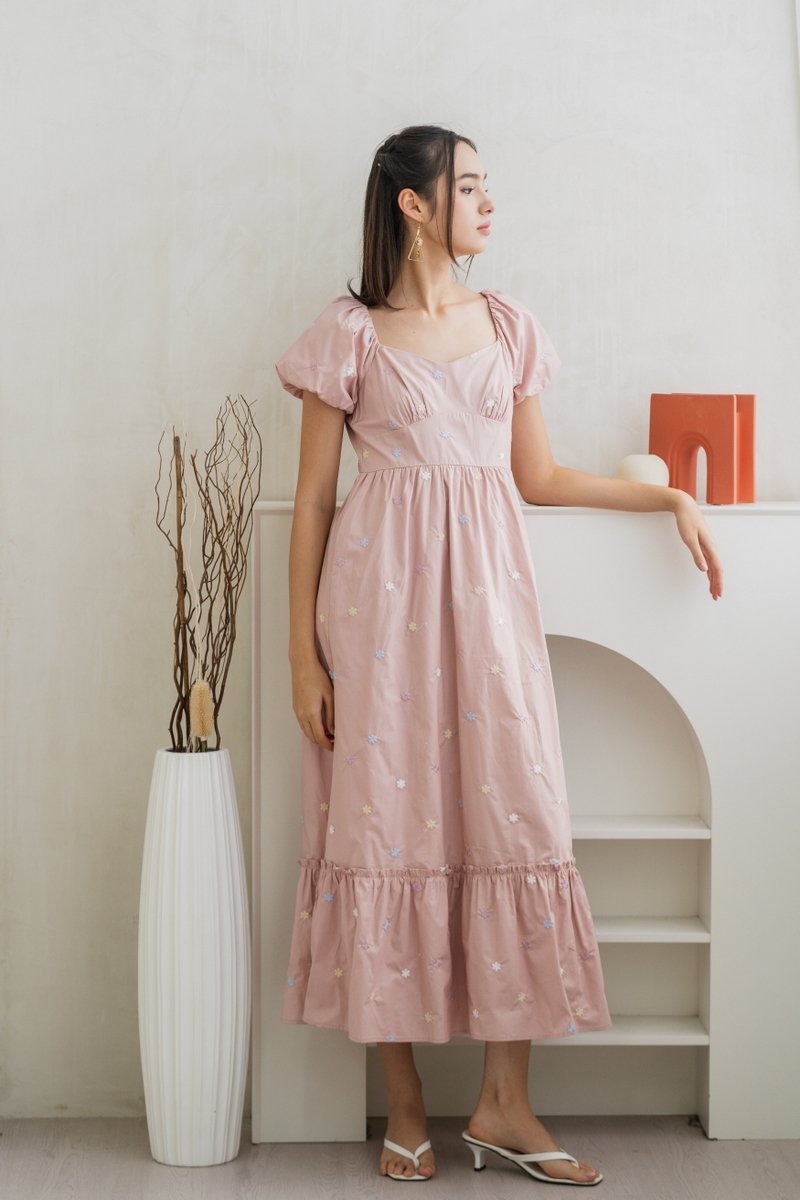 Valerie Floral Embroidered Sweetheart Maxi Dress in Pink (XS)
