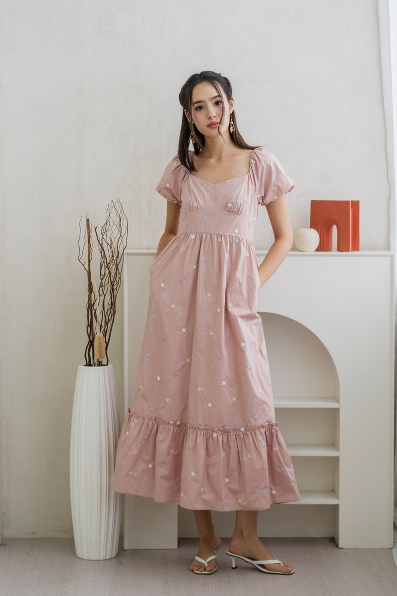 Valerie Floral Embroidered Sweetheart Maxi Dress in Pink (XS)