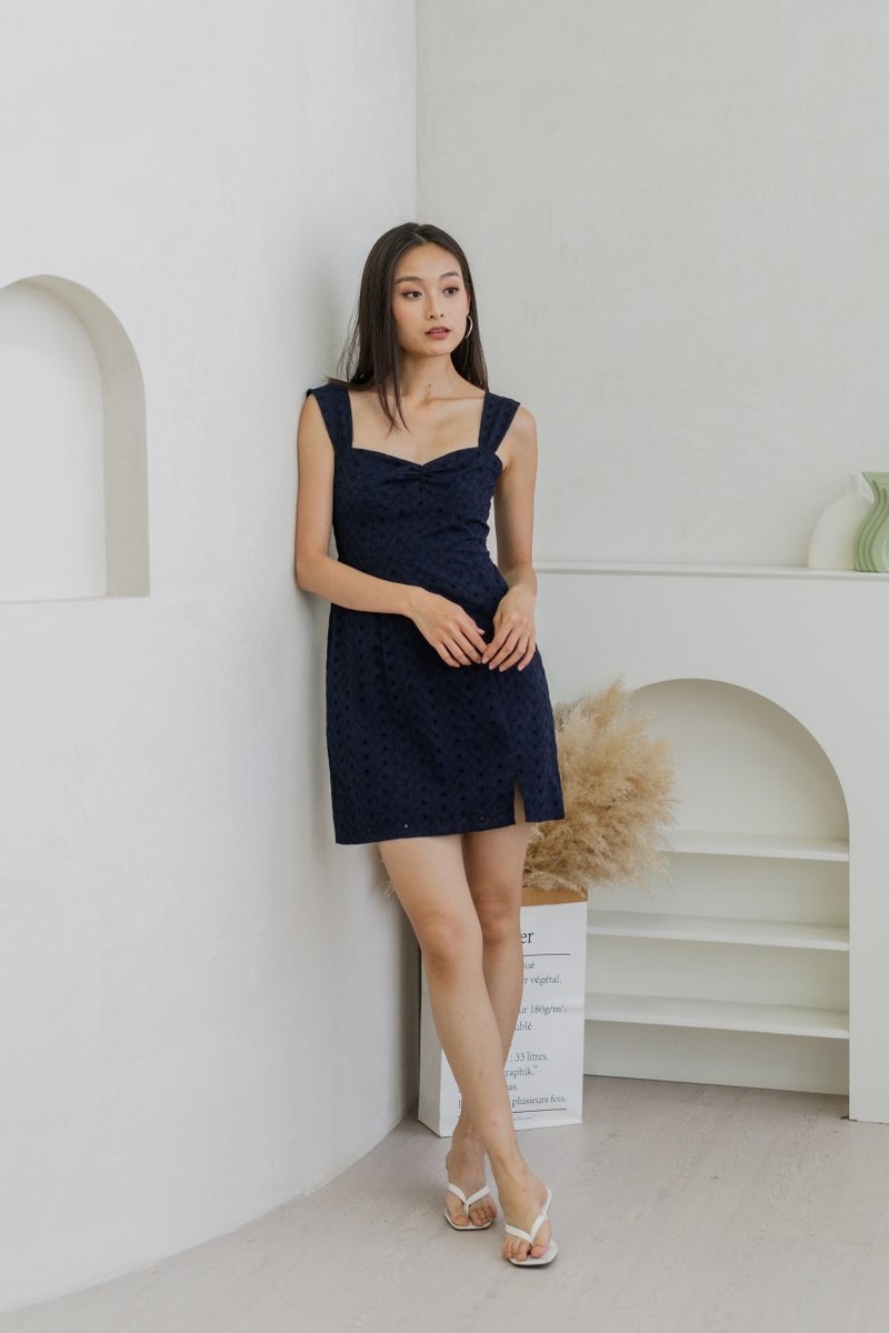 Tess Eyelet Sweetheart Dress In Navy (XS)