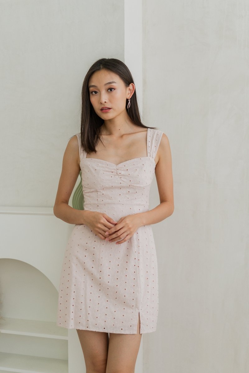Tess Eyelet Sweetheart Dress In Blush Pink
