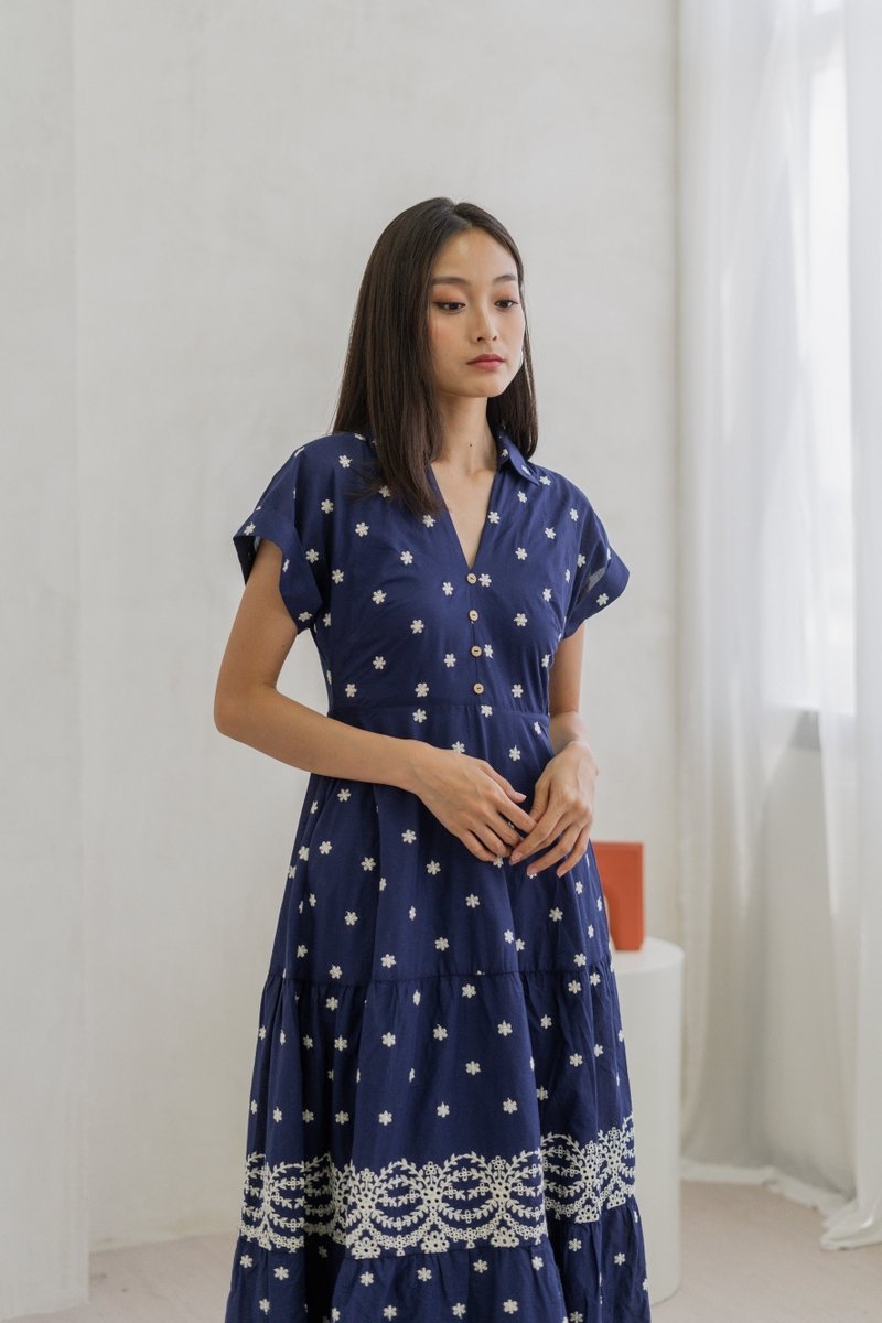 Safia Floral Embroidered Collared Maxi Dress In Navy (XS)