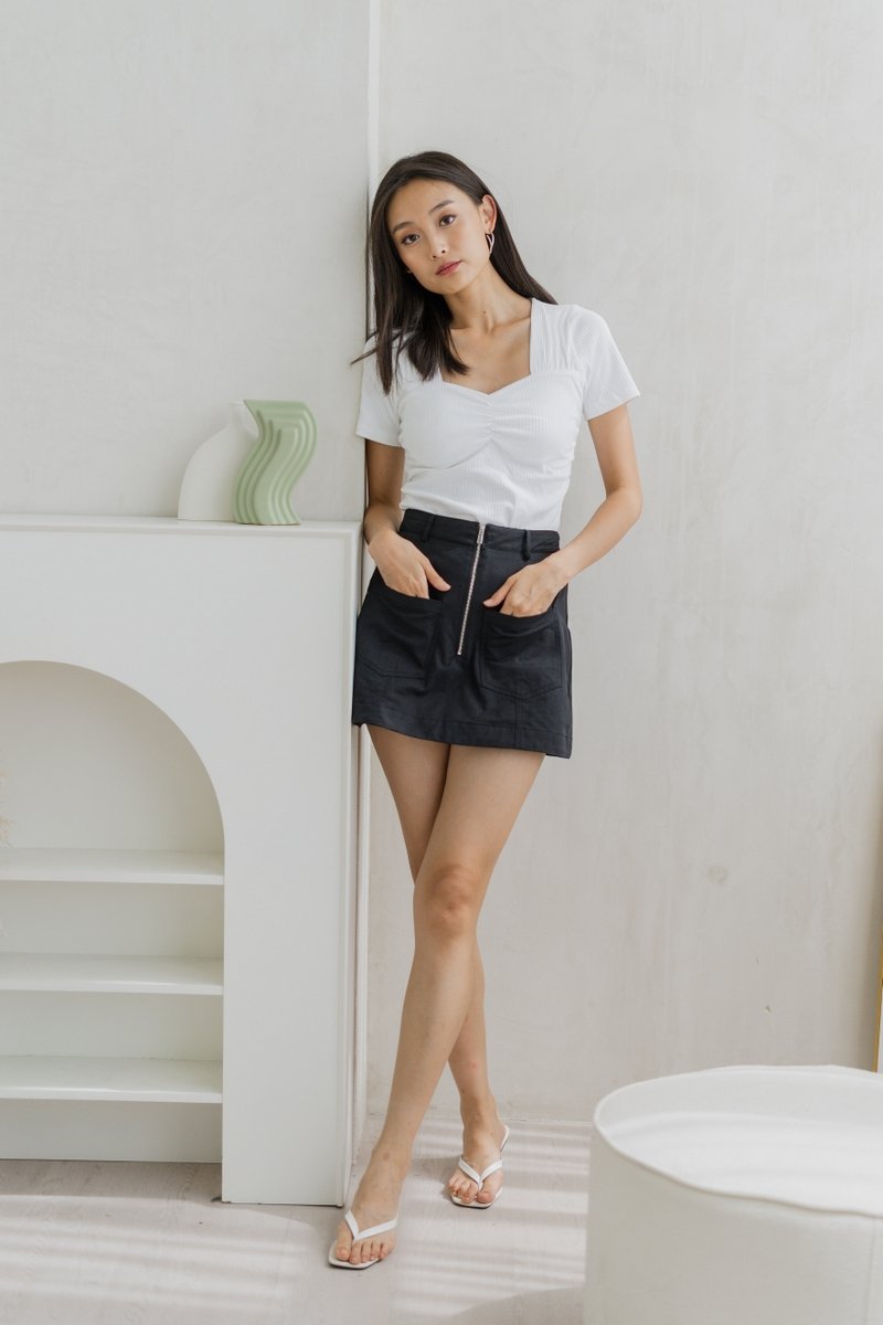 Alivia Front Zipper Denim Skorts in Black