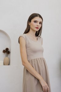 Julane Mixed Fabric Maxi Dress In Khaki (XS)