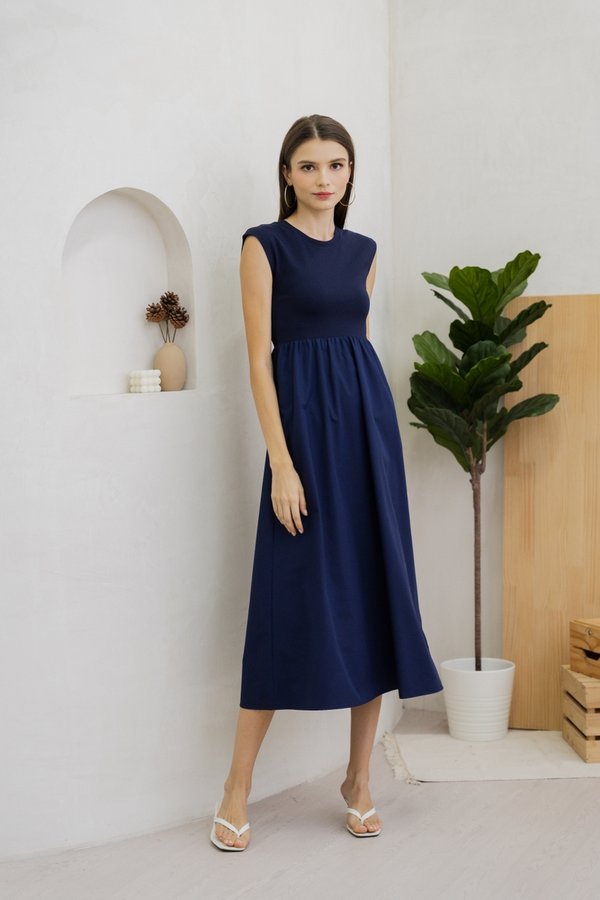 Julane Mixed Fabric Maxi Dress In Navy (XS)