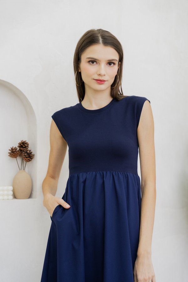 Julane Mixed Fabric Maxi Dress In Navy (XS)