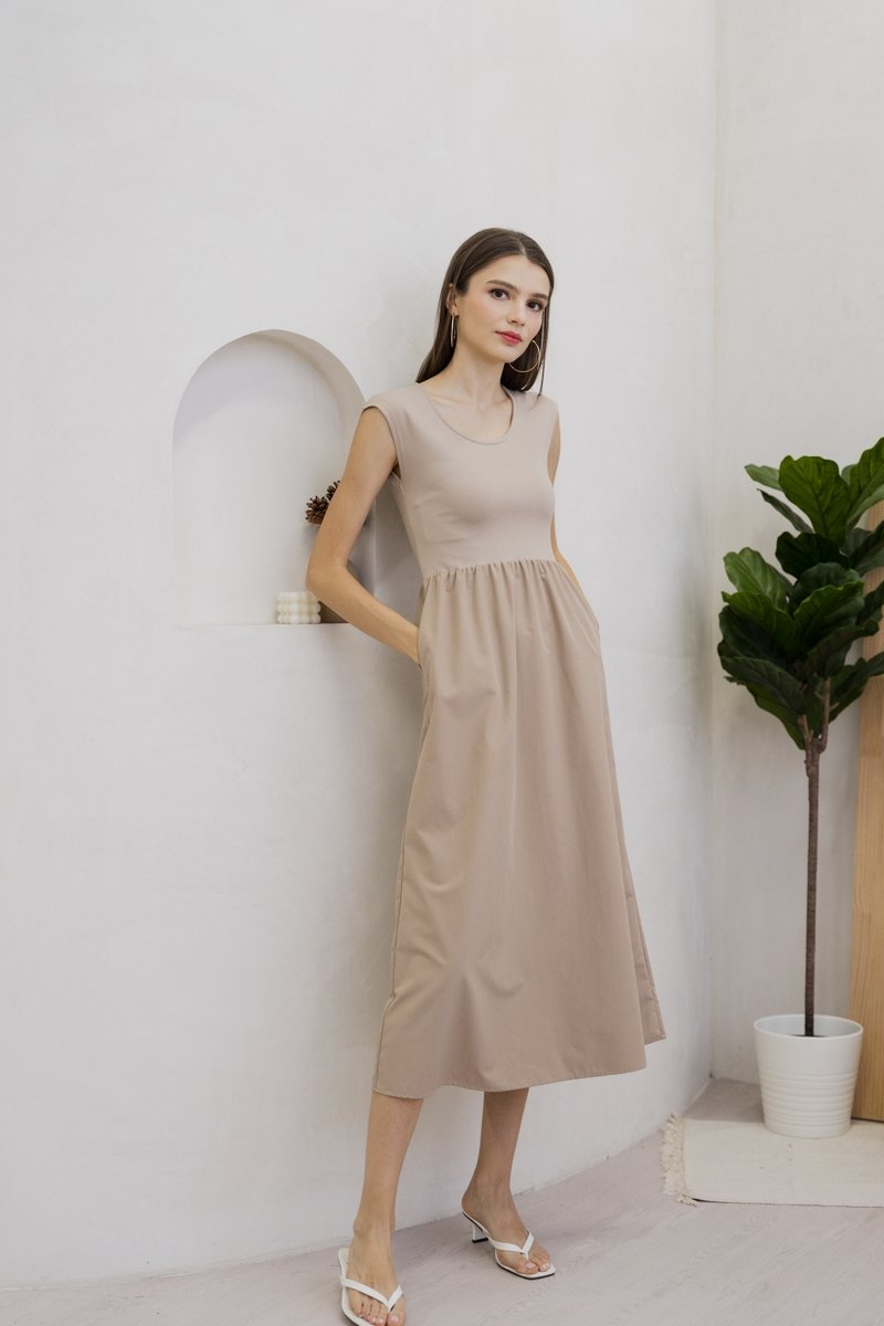 Julane Mixed Fabric Maxi Dress In Khaki (XS)