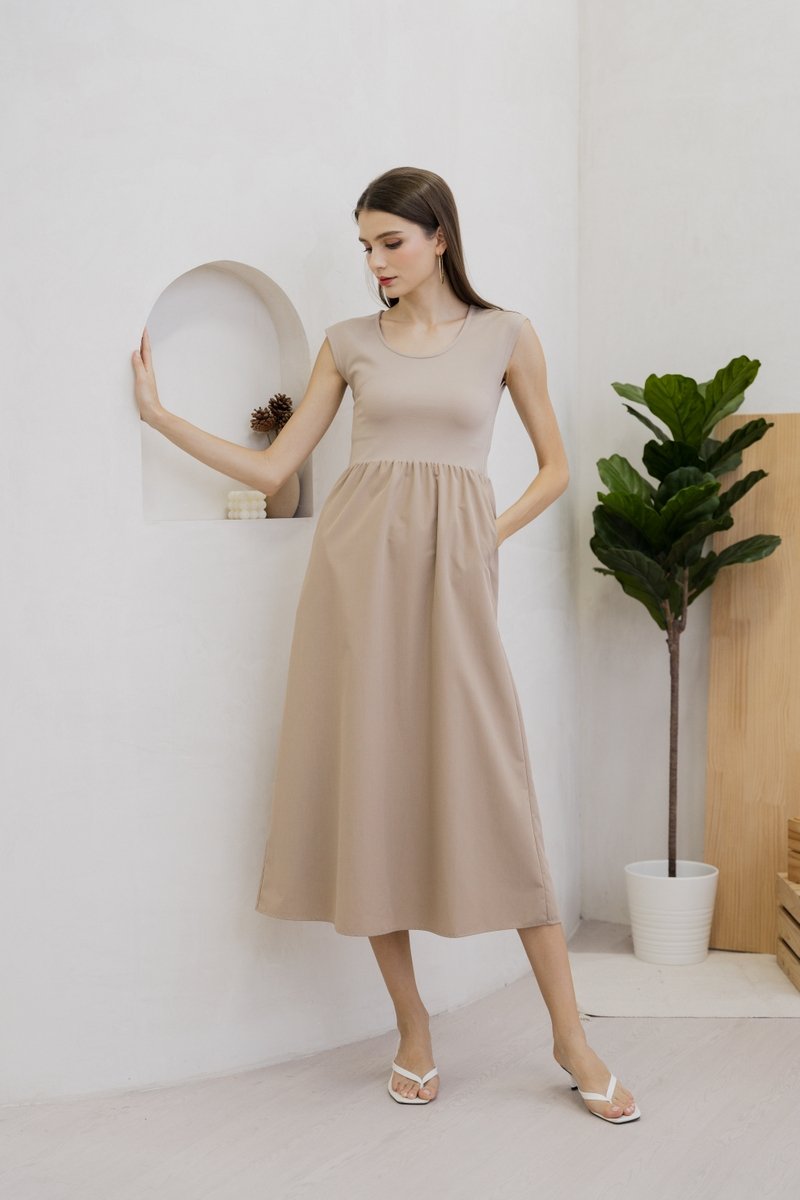 Julane Mixed Fabric Maxi Dress In Khaki (XS)