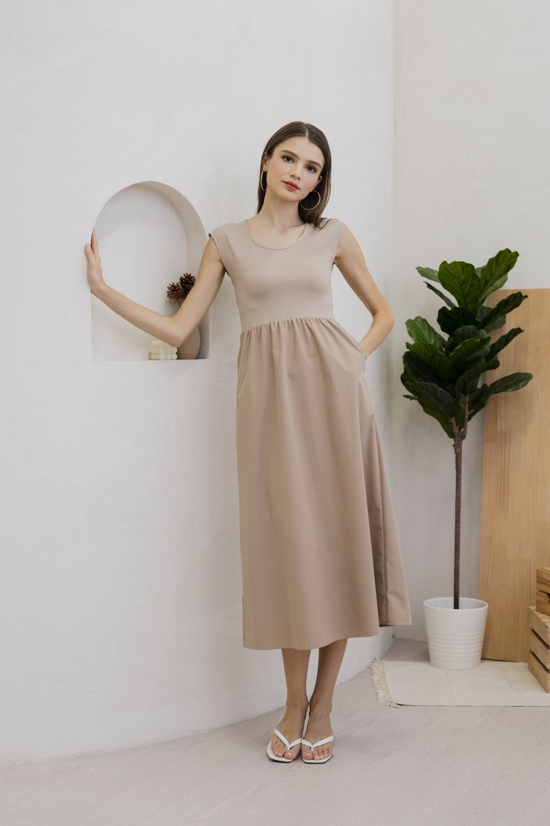 Julane Mixed Fabric Maxi Dress In Khaki (XS)