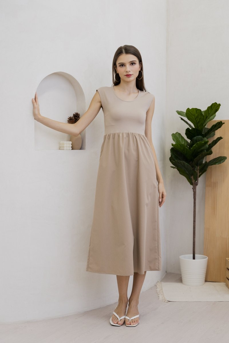 Julane Mixed Fabric Maxi Dress In Khaki (XS)