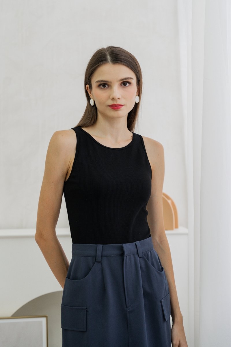 Xyla Basic Padded Ribbed Tank Top In Black