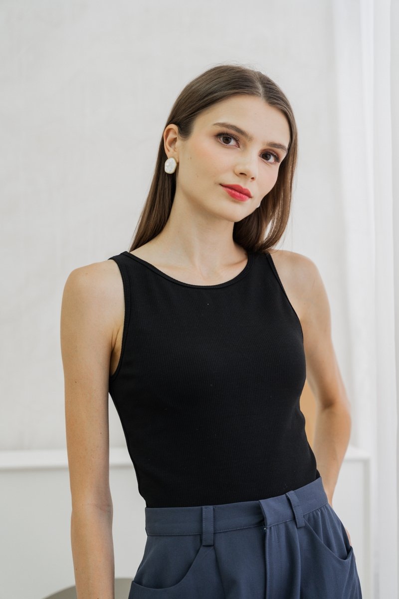 Xyla Basic Padded Ribbed Tank Top In Black
