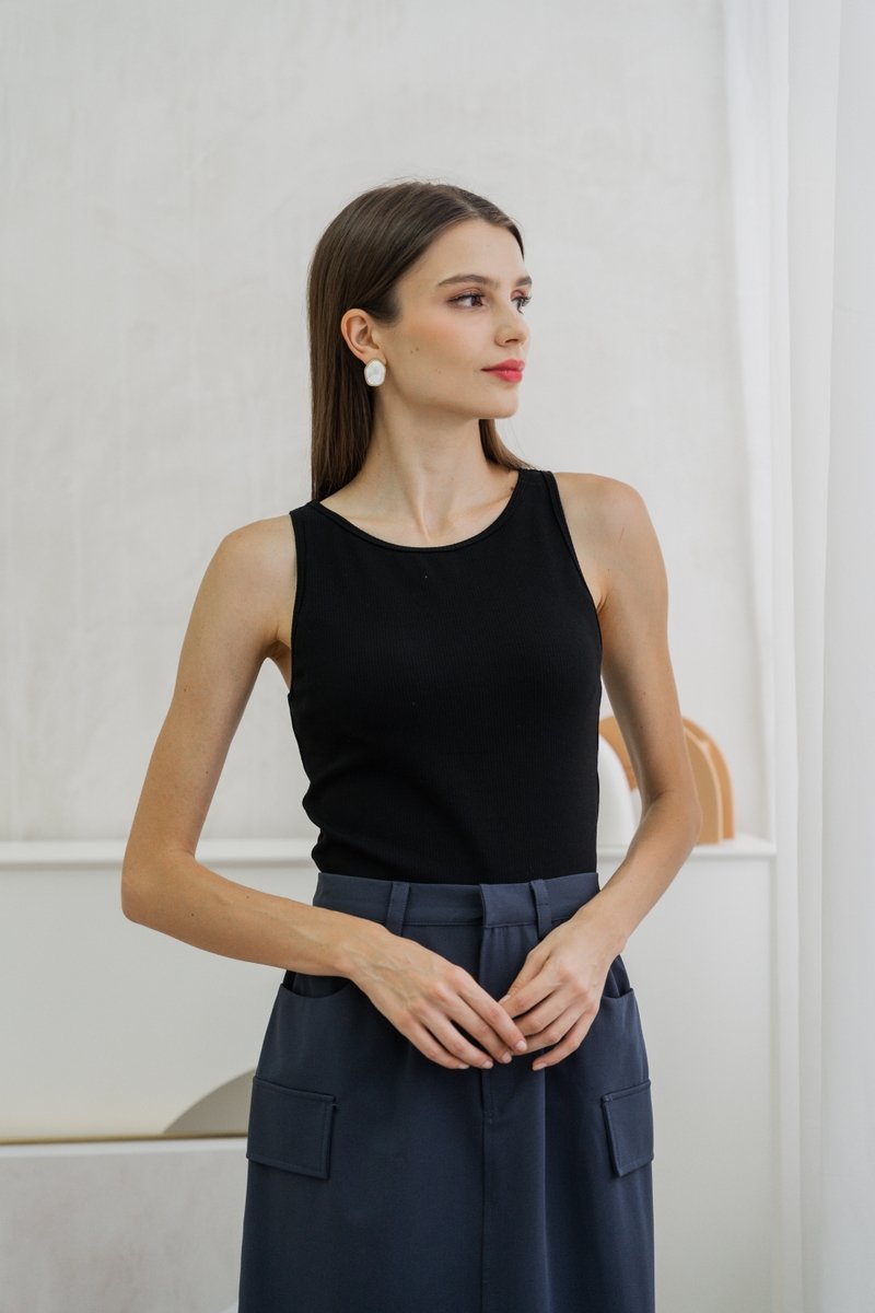 Xyla Basic Padded Ribbed Tank Top In Black
