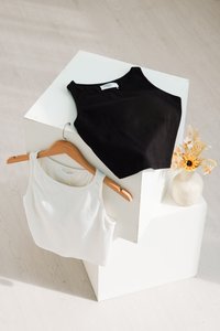 Xyla Basic Padded Ribbed Tank Top In Black