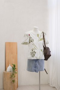 Karla Eyelet Button Top (XS)